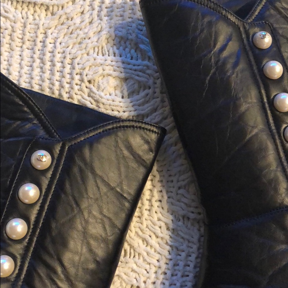 Chanel leather boots with pearl buttons - Picture 4 of 8